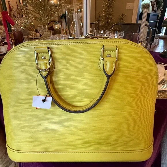 Louis Vuitton Epi Leather Alma PM Citron w/lock keys - Picture 4 of 13
